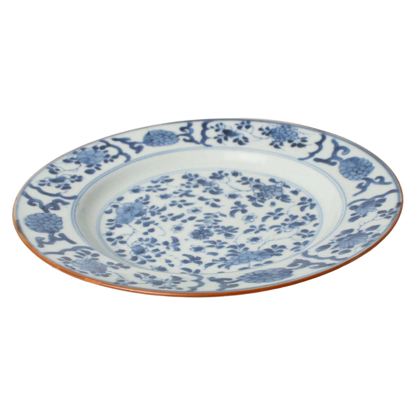 Set van drie 18e-eeuwse Chinese Kangxi-borden met florale onderglazuurdecoratie en rode ijzerrand  exportporselein ca. 17001722