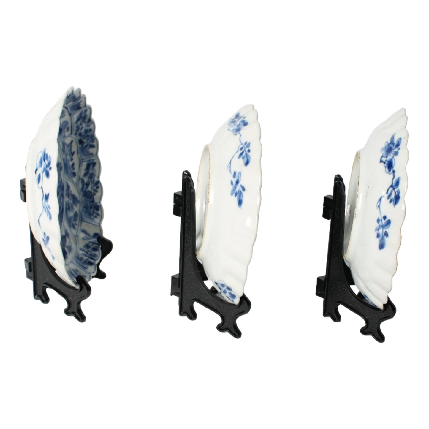 Set of Three Antique Kangxi Plates from China (1662–1722) – Blue and White Porcelain with Floral Decoration – Rare Qing Dynasty Export
