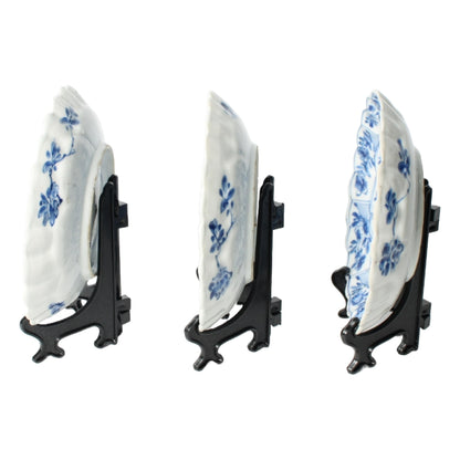Set of Three Antique Kangxi Plates from China (1662–1722) – Blue and White Porcelain with Floral Decoration – Rare Qing Dynasty Export