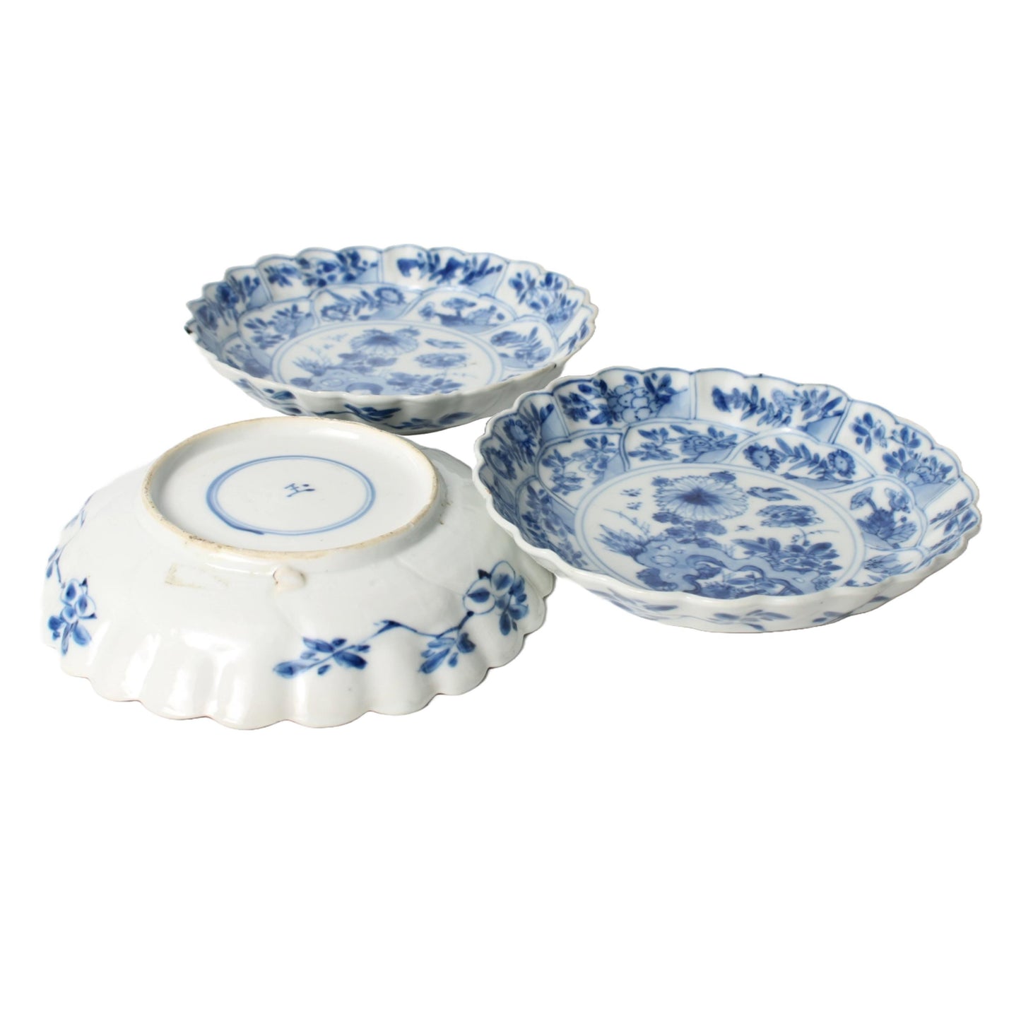 Set of Three Antique Kangxi Plates from China (1662–1722) – Blue and White Porcelain with Floral Decoration – Rare Qing Dynasty Export