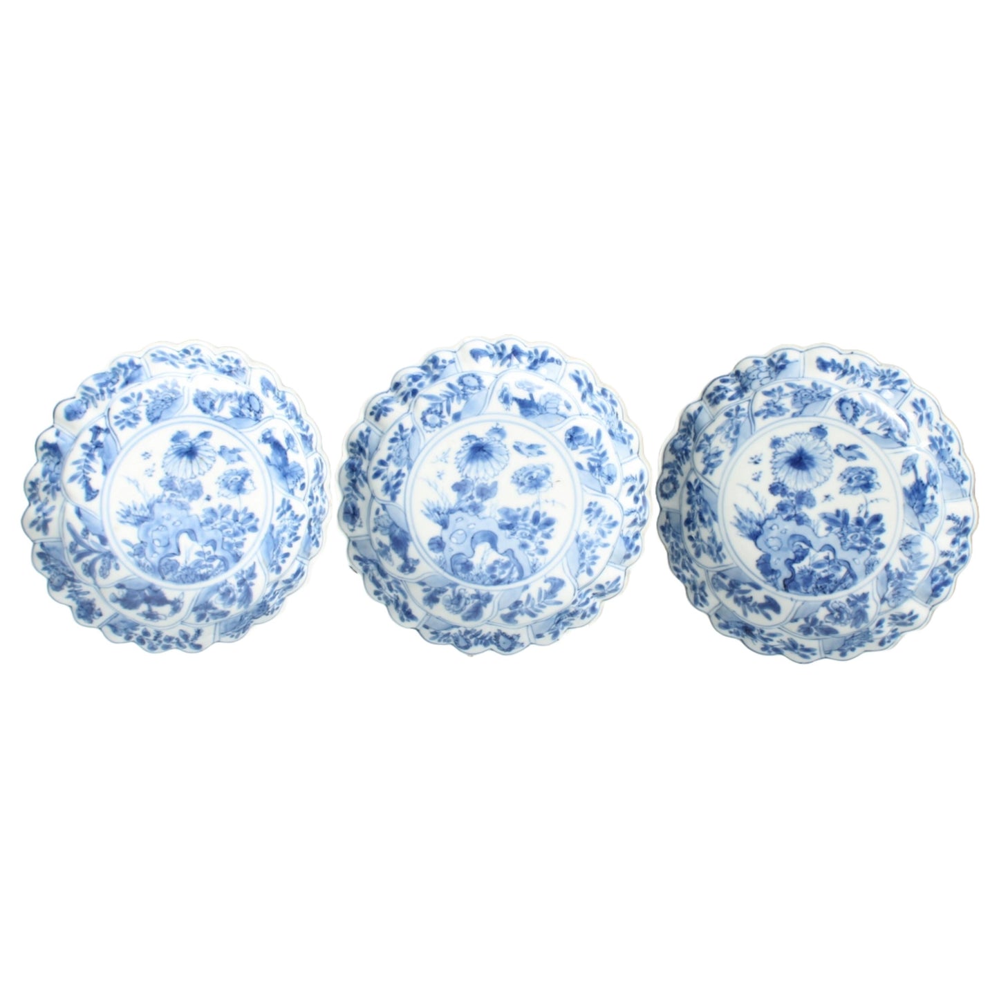 Set of Three Antique Kangxi Plates from China (1662–1722) – Blue and White Porcelain with Floral Decoration – Rare Qing Dynasty Export