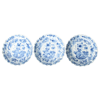 Set of Three Antique Kangxi Plates from China (1662–1722) – Blue and White Porcelain with Floral Decoration – Rare Qing Dynasty Export