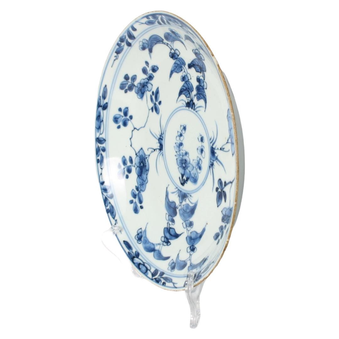 18th-Century Chinese Porcelain Kangxi Plate with Blue-and-White Floral Decoration | VOC Export | Hand-Painted Jingdezhen 21.8 cm