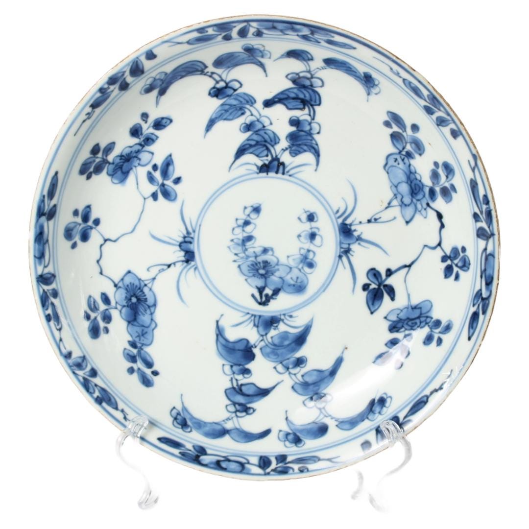 18th-Century Chinese Porcelain Kangxi Plate with Blue-and-White Floral Decoration | VOC Export | Hand-Painted Jingdezhen 21.8 cm