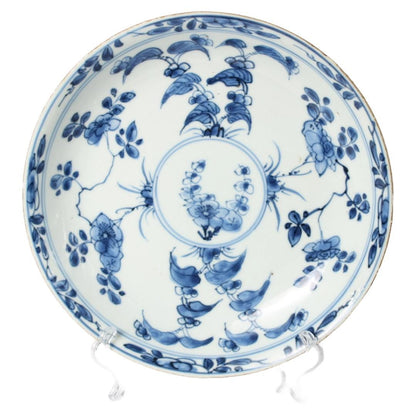 18th-Century Chinese Porcelain Kangxi Plate with Blue-and-White Floral Decoration | VOC Export | Hand-Painted Jingdezhen 21.8 cm