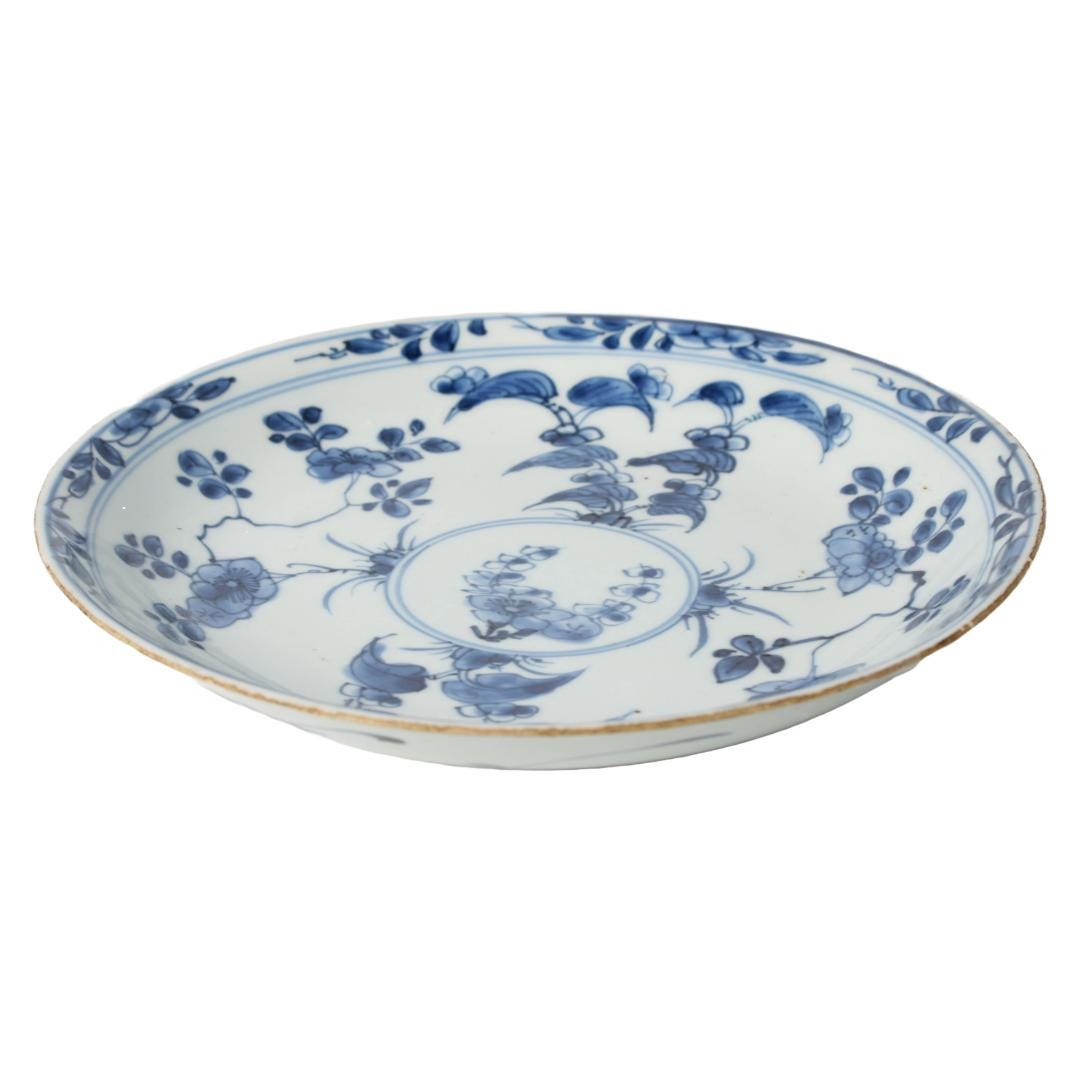 18th-Century Chinese Porcelain Kangxi Plate with Blue-and-White Floral Decoration | VOC Export | Hand-Painted Jingdezhen 21.8 cm