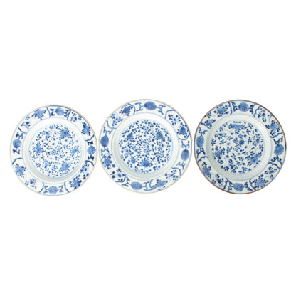 Set van drie 18e-eeuwse Chinese Kangxi-borden met florale onderglazuurdecoratie en rode ijzerrand  exportporselein ca. 17001722
