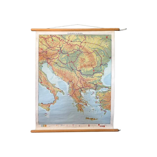 Opvallende vintage schoolkaart Zuidoost-Europa (Balkan), Wolters ca. 1970  reliëf, spoorlijnen en steden  educatief en decoratief erfgoed