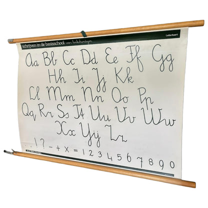 Vintage Nederlandse dubbelzijdige schoolletterkaart voor linkshandigen met alfabet, cijfers en leestekens   ca. 19801995
