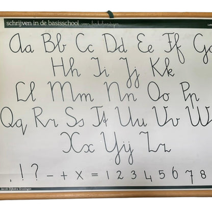 Vintage Nederlandse dubbelzijdige schoolletterkaart voor linkshandigen met alfabet, cijfers en leestekens   ca. 19801995